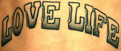 Tatuaggio  sulla pancia la scritta &quotLOVE LIFE"