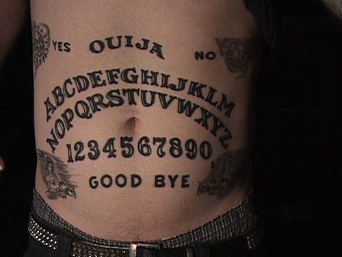 Tatuaggio grande sulla pancia le scritte &quotYES" & &quotNO & i numeri e l&quotalfabetario