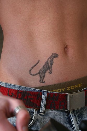 Bauch Tattoo mit  stehendem hungrigem Panther