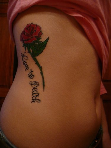 Tatuaggio colorato sul fianco la rosa & la scritta &quotLOVE TO DEATH"