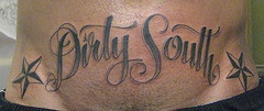 Tatuaggio grande sulla pancia la scritta &quotdirty South"
