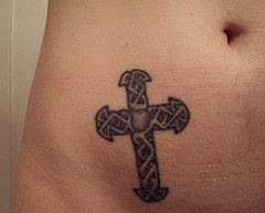 Bauch Tattoo mit feinem Design Kreuz in Schwarz