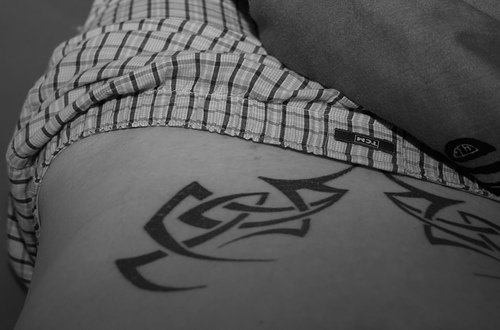 Stomach tattoo, black image of sharp wires