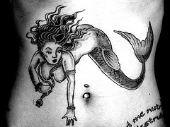 Bauch Tattoo mit schwimmender attraktiver Meerjungfrau in Schwarzweiß