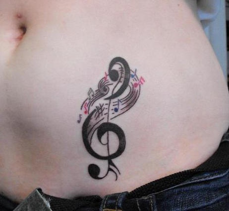 Tatuaggio colorato sulla pancia la chiave di violino