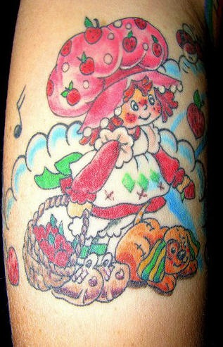 Tarte aux fraises tatouage sur le bras
