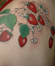 Precioso tatuaje la vid con las fresas en colores brillantes