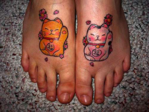 colorato maneki - neko gatti sul entrambe piede tatuaggio