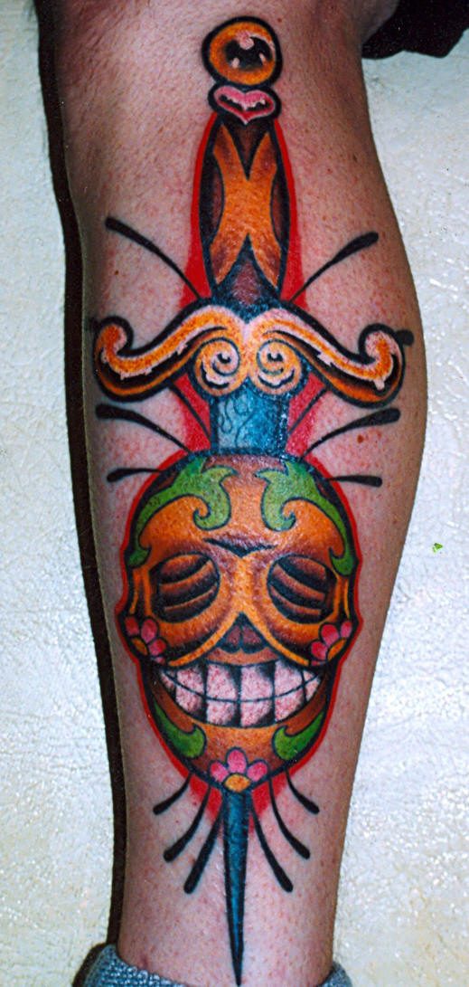 Tatuaje en la pierna, cráneo con la daga en el, abigarrado