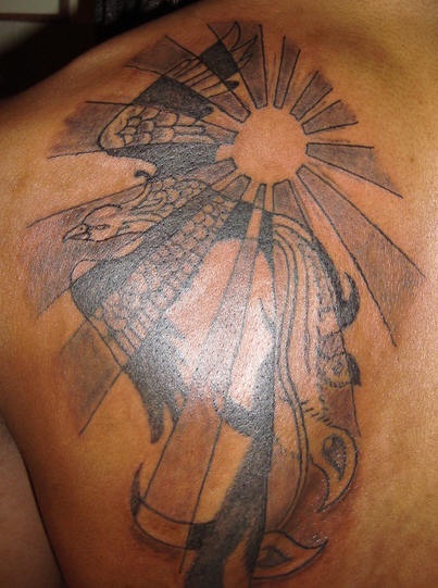 Tatuaje fénix y rayas de sol