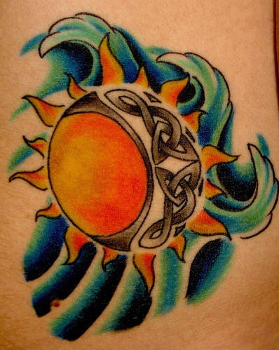Sonne und keltischer Mond Tattoo in Farbe