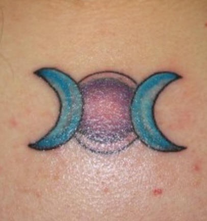 Sol con luna creciente tatuaje en color
