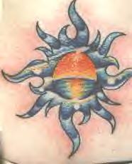 Símbolo del sol con la puesta del sol en el mar tatuaje en color