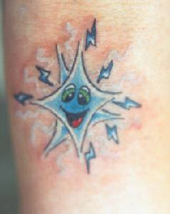 Tatuaje de la estrella en tinta azul estilo dibujo animado