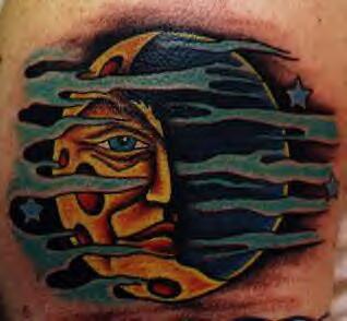 Muy bonito tatuaje  del sol y luna en el cielo