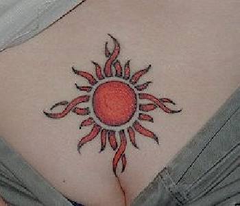 Pequeño símbolo del sol rojo tatuaje