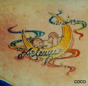 Simpático tatuaje de bebé durmiendo en la luna