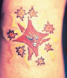 Estrella enojada tatuaje en tinta roja