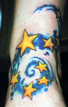 Vía Láctea con estrellas tatuaje en color