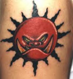 Símbolo del sol enojado tatuaje en tintas oscuras