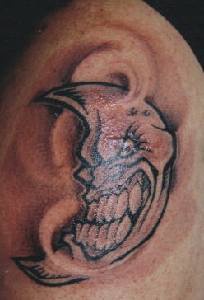 Tatuaje de luna rabiosa con aspecto humano