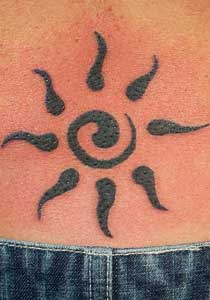 Sol estilo tribal tatuaje en tinta negra