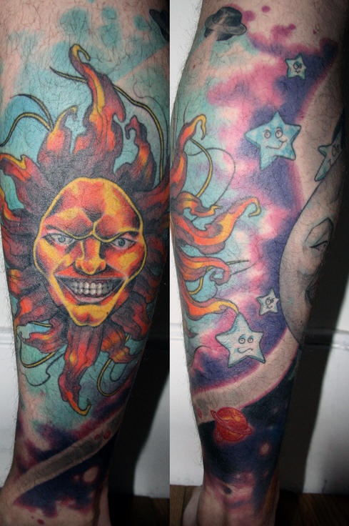Enigmático tatuaje en color la luna, el sol y las estrellas en la manga