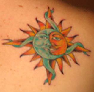 Tatuaje clásico sol y luna en color