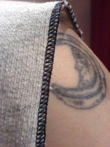 Tatuaje en el hombro luna creciente en tinta negra