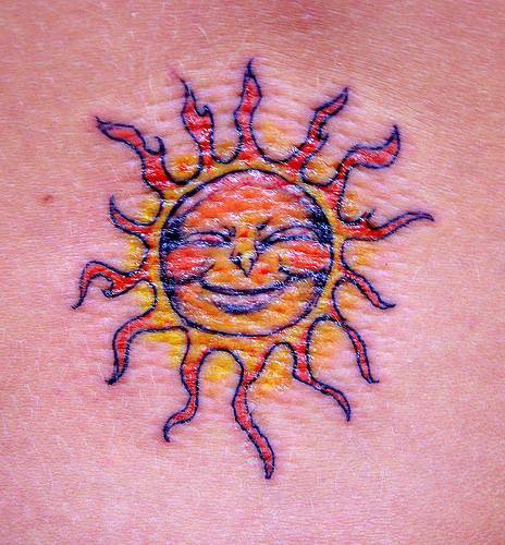 Winzige humanisierte Sonne Tattoo