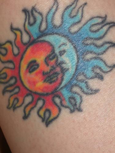 Sol y luna símbolos opuestos tatuaje en color