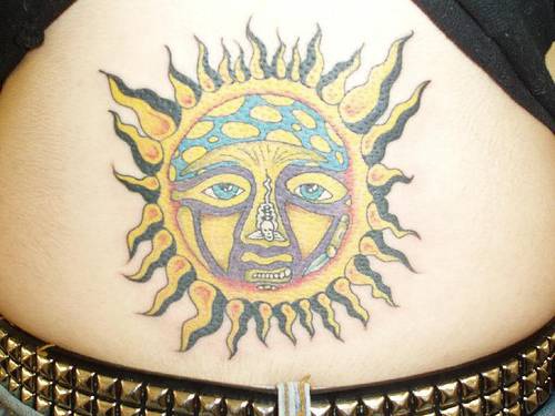 Interesante tatuaje del sol en el bajo de la espalda