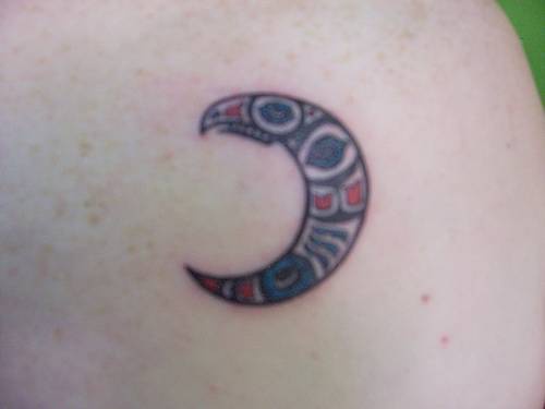 Chiquito tatuaje de luna creciente estilo tribal