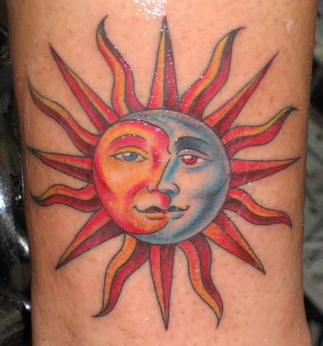Tatuaje en color sol y luna creciente