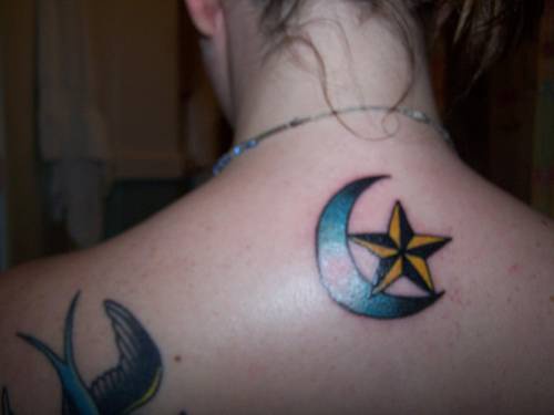 Sol y luna creciente en la nuca tatuaje en color