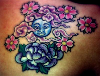 Vollmond mit Blumen Tattoo