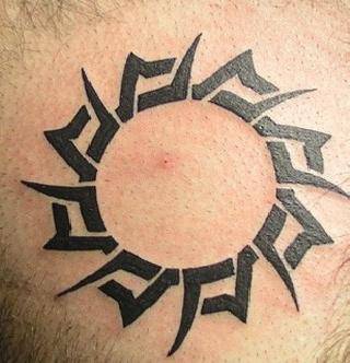 Tatuaje en tinta negra sol estilo tribal