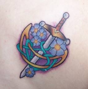 Espada en la luna decorada con flores tatuaje en color