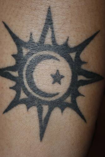 Tres signos en uno sol luna estrella tatuaje en tinta negra
