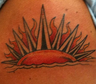 Tatuaje con la puesta del sol en las llamas