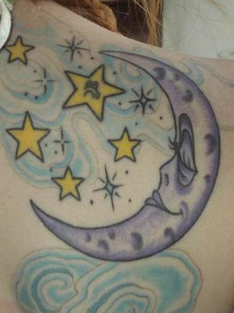 Luna creciente con las estrellas tatuaje en la espalda