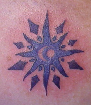 Simple tatuaje sol en tinta azul