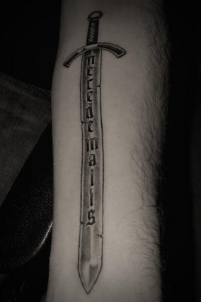 Le tatouage d"épée avec une inscription ne cede malis