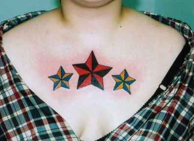 Tres estrellas náuticas en el pecho tatuaje en color