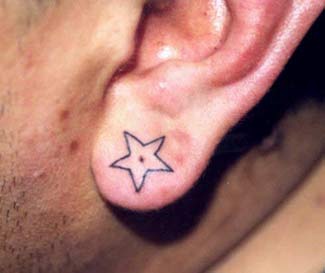 Kleines Sterne-Tattoo am Ohr