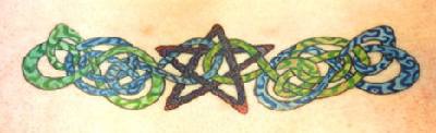 Tatuaje de estrella de cinco puntas con tracería de serpientes