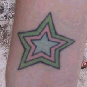 Estrella de cinco puntas tatuaje en color