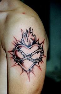 Cœur sacré, tatouage en encre noire