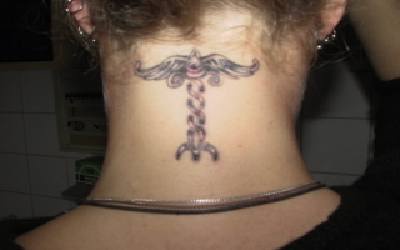 Symbole ailé, tatouage sur le cou