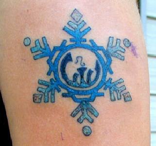 Tatuaje en tinta azul con símbolo de planeta en la copa de nieve